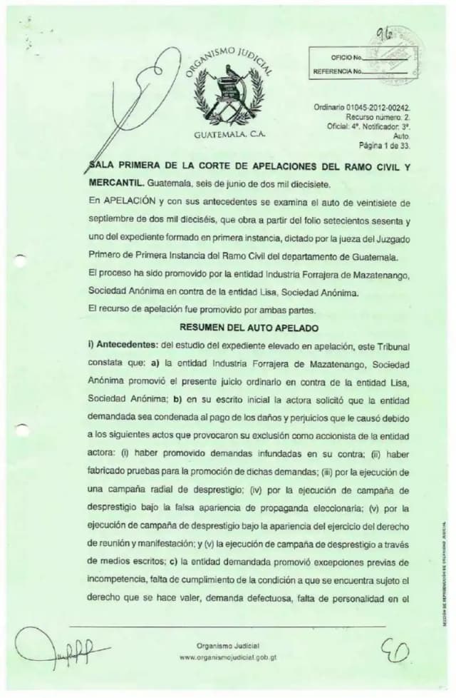 La Sala Primera de Apelaciones revocó parcialmente la resolución de primera instancia, declarando defectuosa la demanda de daños de Forrajera contra Lisa por uso de vía procesal inadecuada y falta de firmeza del acuerdo de exclusión.
