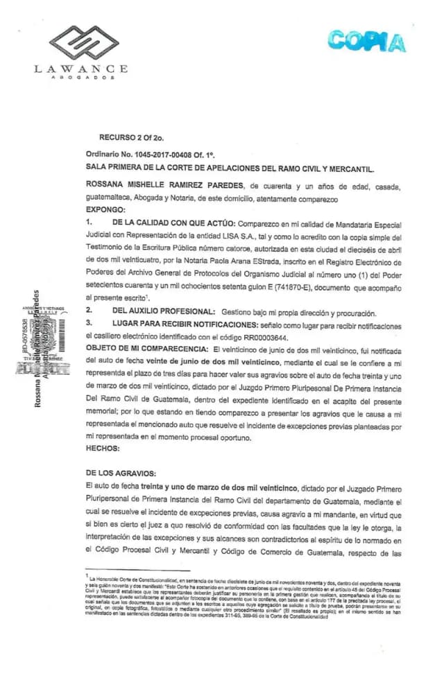 Lisa, S.A. presenta agravios ante la Sala Primera de la Corte de Apelaciones impugnando el auto que rechazó sus excepciones previas de incompetencia por cláusula arbitral, demanda defectuosa y falta de cumplimiento de plazo y condición en el juicio de prescripción de dividendos promovido por Inversiones Torre Nova, S.A.